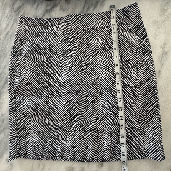 Ann Taylor Madison Chevron Print Pencil Skirt Size 4 Black & White Career - Picture 10 of 10